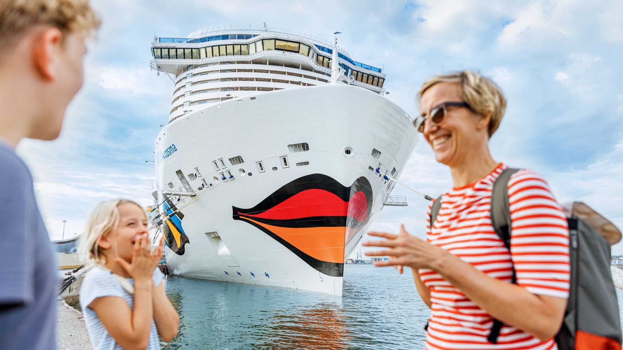 Mutter mit Sohn und Tochter vor einer AIDA | © AIDA Cruises