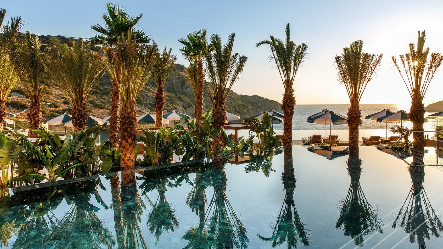 Infinity-Pool mit Blick auf das Meer im Sonnenuntergang | © Daios Cove Luxury Resort & Villas