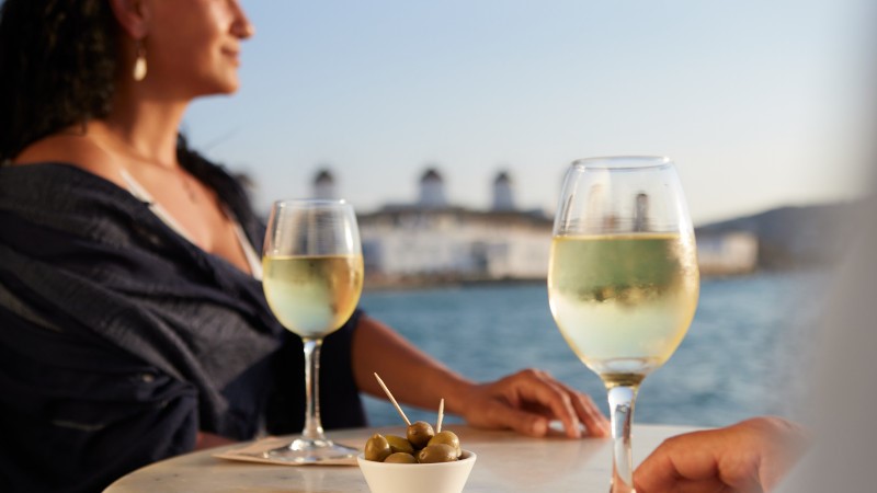 Paar trinkt Wein im Sonnenuntergang am Wasser | © Silversea