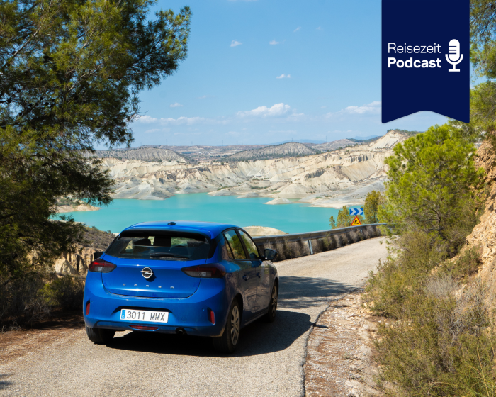 Auto fährt auf einer Küstenstraße in Spanien | © Sunny Cars