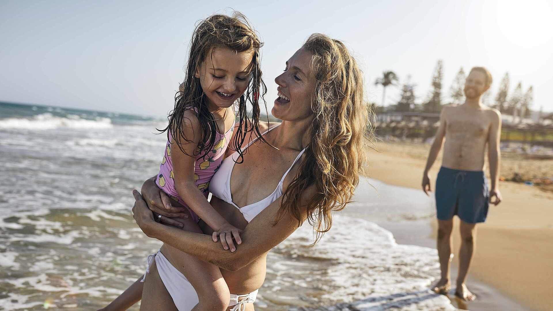 Familie am Strand | © ROBINSON