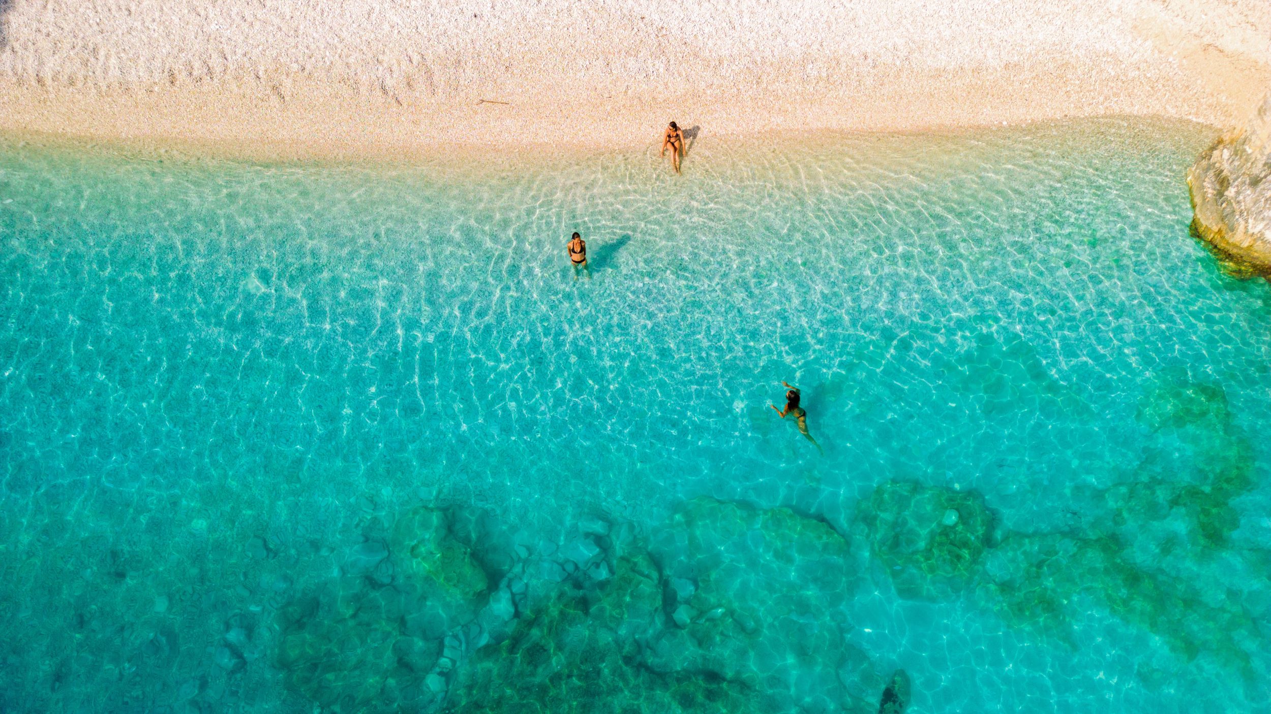 Schwimmen und relaxen am Fteri Beach – einer der schönsten Strände Kefalonias | © Getty Images