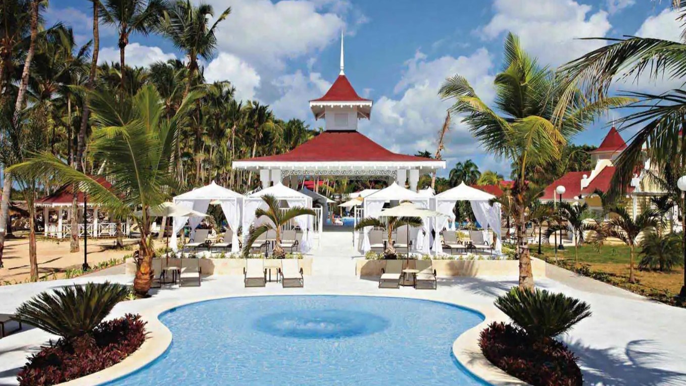Pool mit Liegen | © Bahia Principe Luxury Bouganville