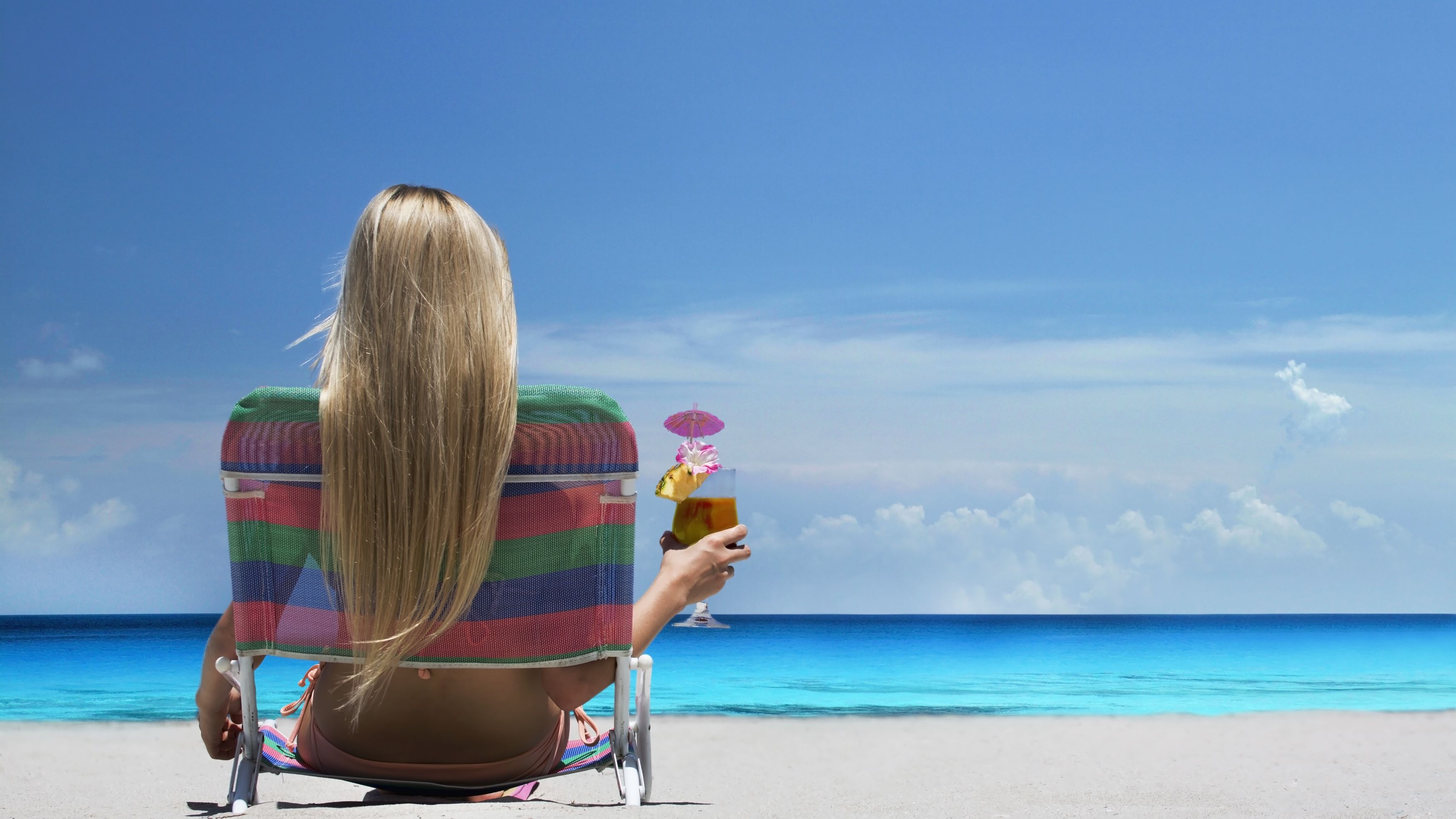 Frau entspannt im Liegestuhl am Strand | © Getty Images