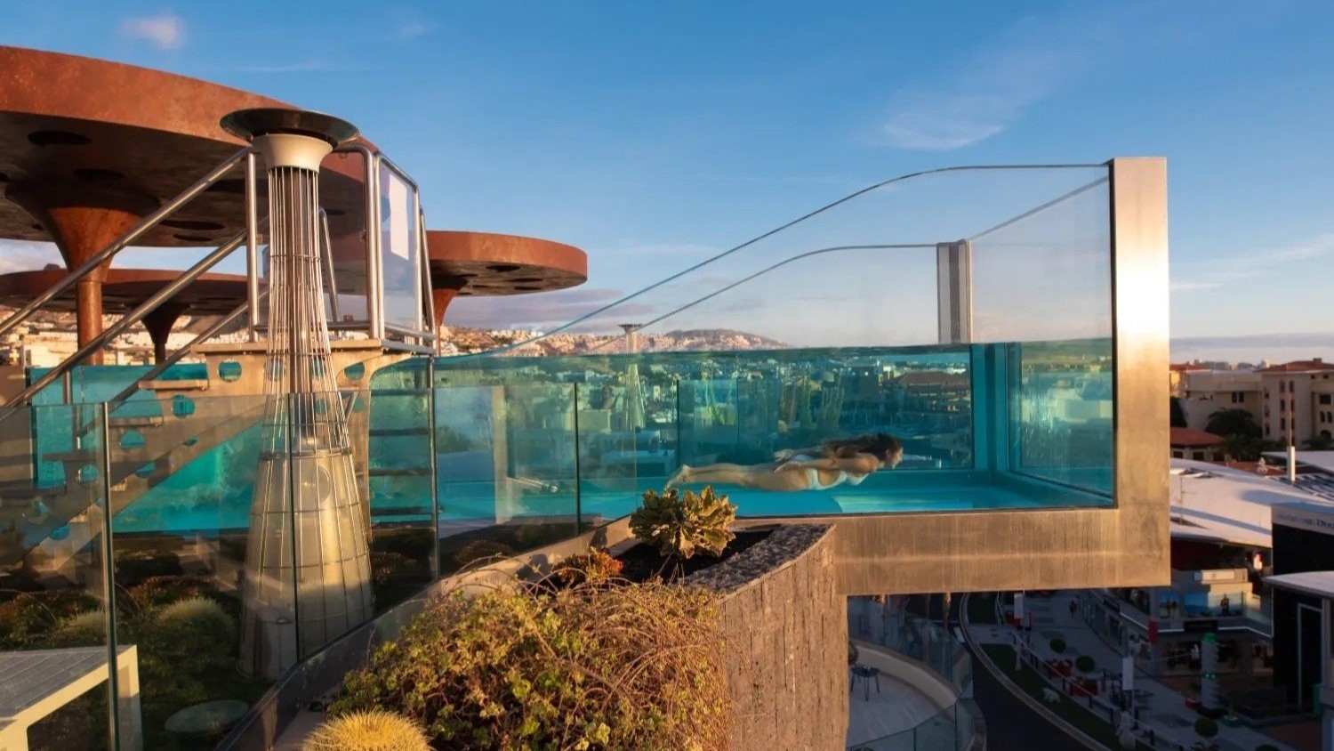 Der gläserne „Hanging Pool“ des GF Victoria | © GF Victoria