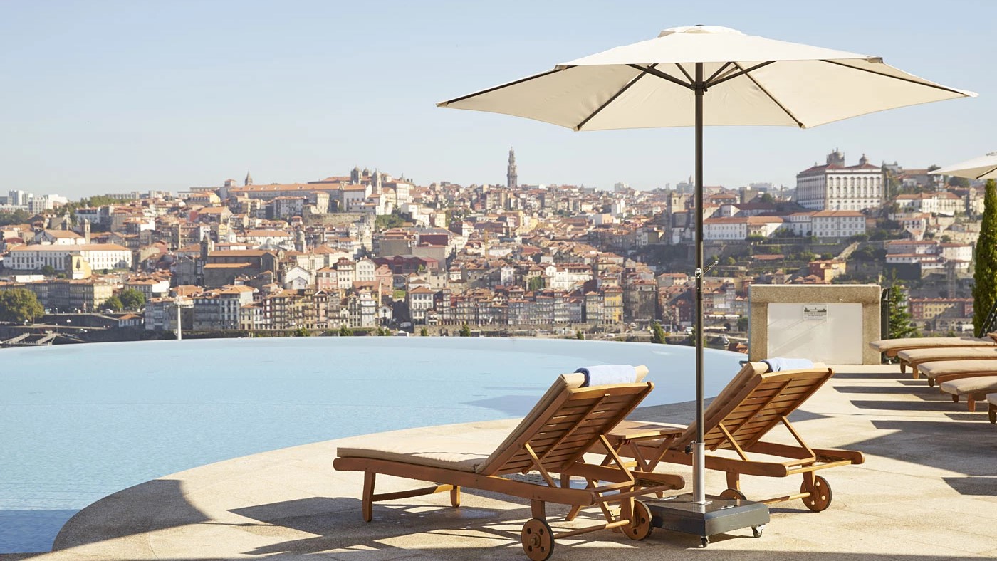 Infinity-Pool mit spektakulärem Panoramablick auf die Altstadt von Porto | © The Yeatman Porto