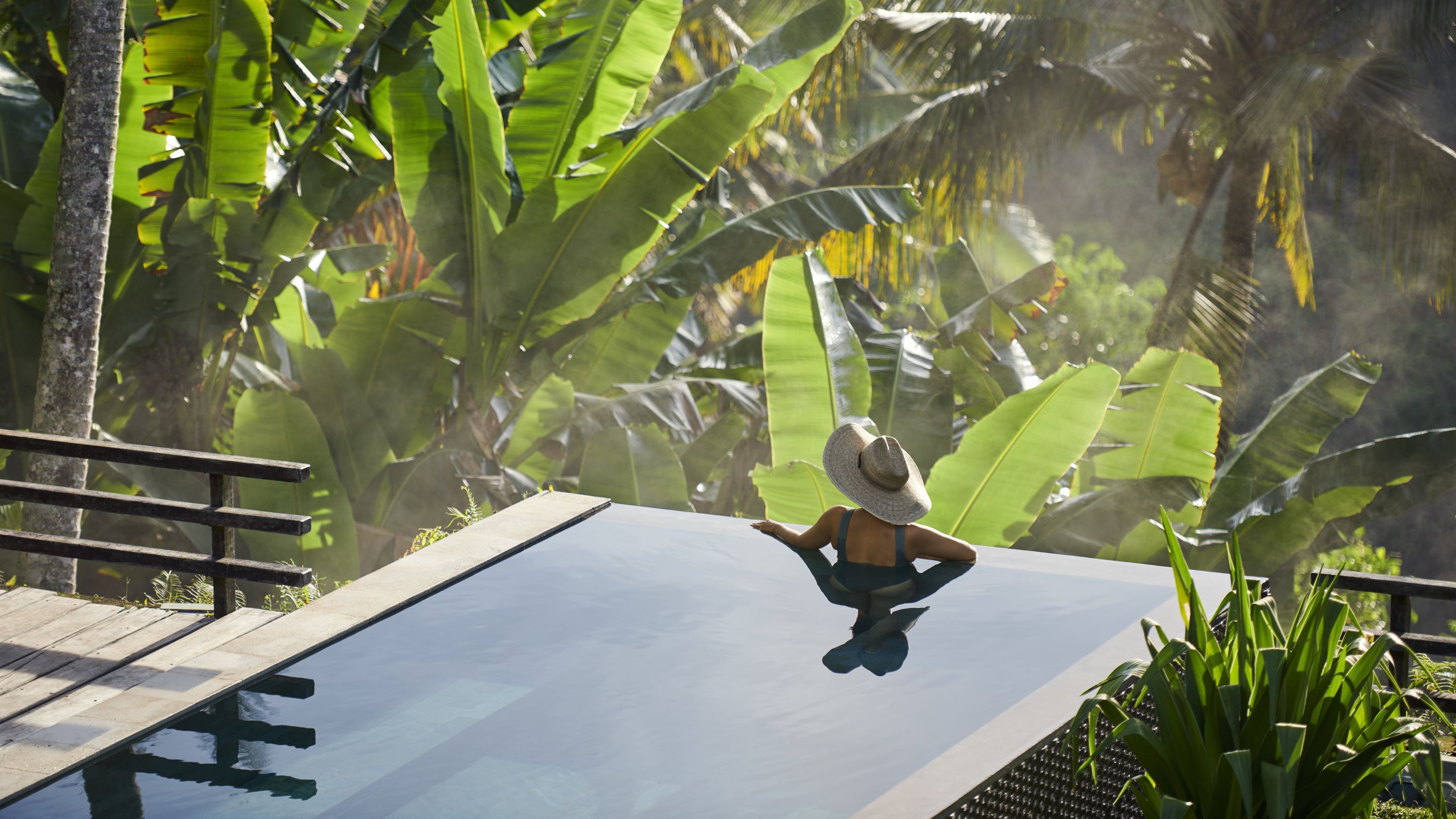 Entspannung im Pool – mitten im tropischen Grün von Ubud mit Blick ins Tal | © Getty Images