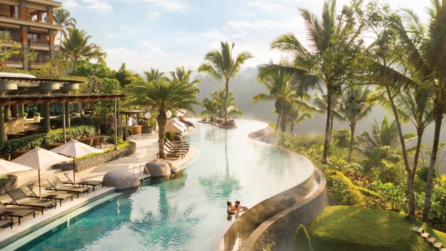 89 Meter langer, beheizter Infinity-Pool mit spektakulärem Talblick | © Padma Resort Ubud