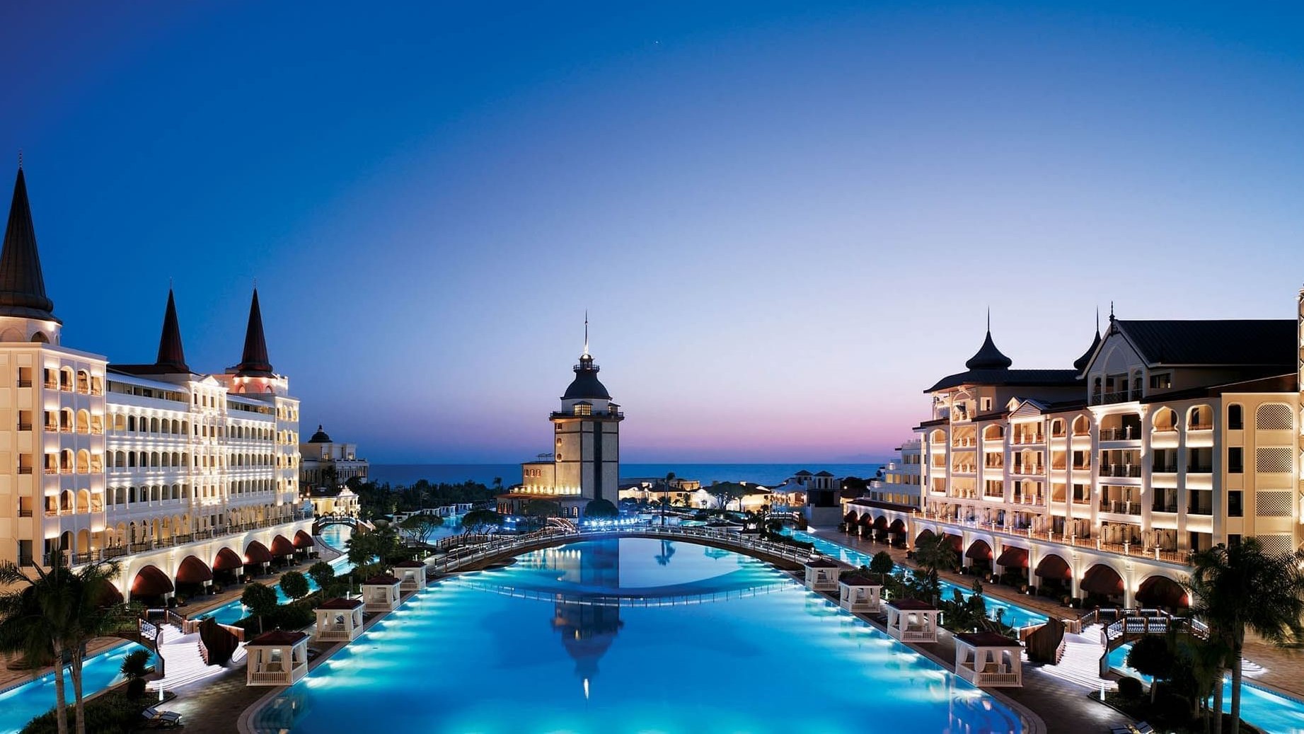 Der große Hauptpool des Resorts im Sonnenuntergang | © Titanic Mardan Palace