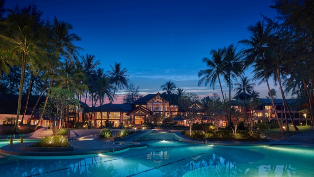 Stimmungsvoll beleuchteter Pool bei Nacht | © Dusit Thani Laguna Phuket