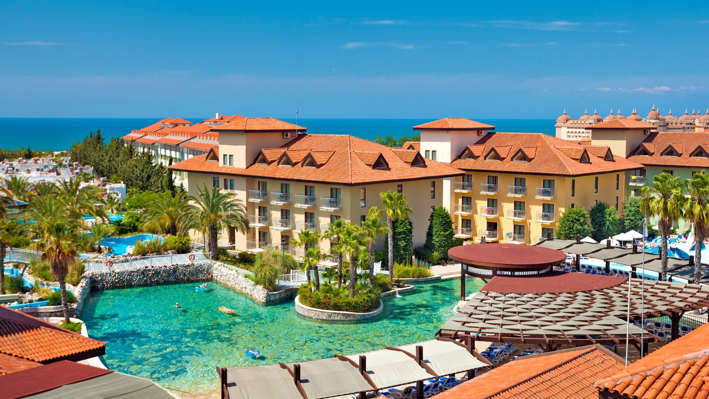 Pool und Gebäude des Club Grand Aqua | © DERTOUR