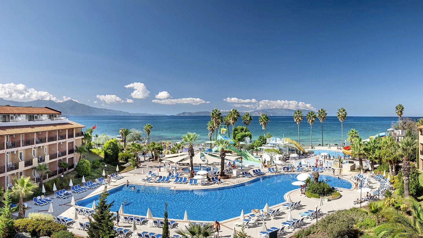 Poolbereich mit Blick auf das Meer, Ephesia Holiday Beach Club | © DERTOUR