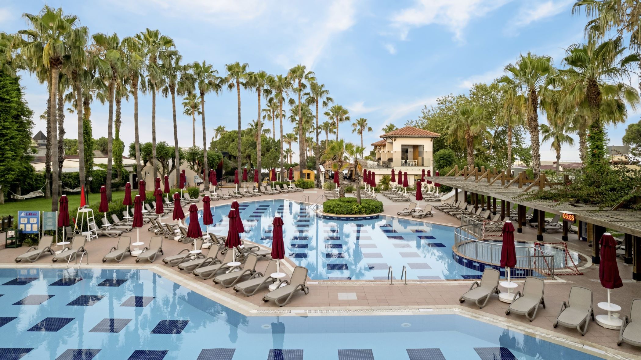 Poolbereich im Trendy Palm Beach | © DERTOUR