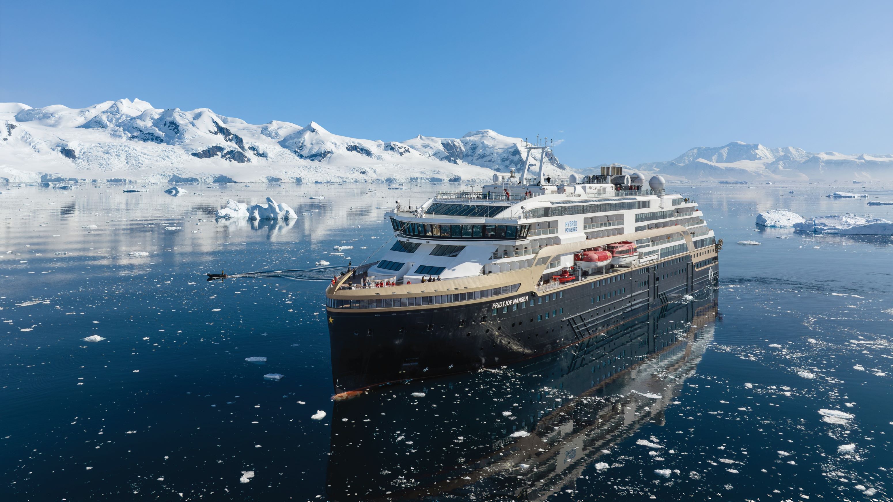 Hybridschiff Fridtjof Nansen auf See | © HX Hurtigruten Expeditions