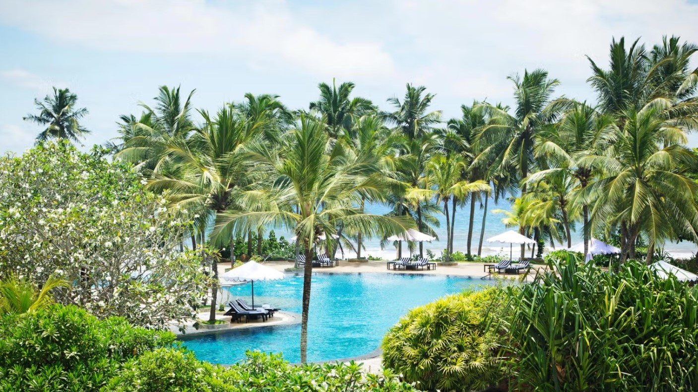Pool des Taj Bentota Resort & Spa mit Ausblick auf den Indischen Ozean | © Taj Bentota Resort & Spa