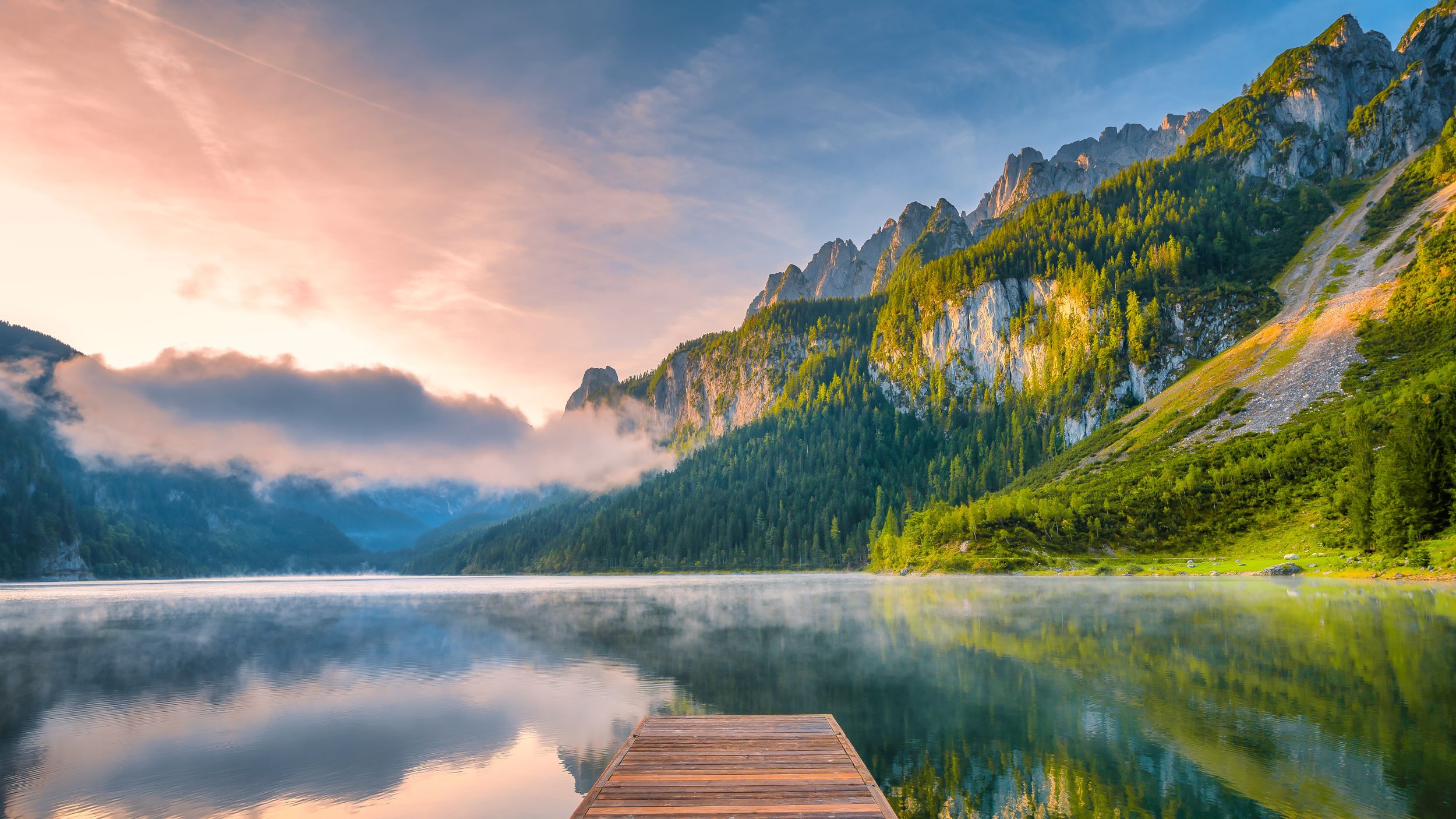 Sonnenaufgang über der österreichischen Landschaft mit Gosausee, umgeben von Wäldern, Wiesen, Feldern und den Alpen | © Getty Images