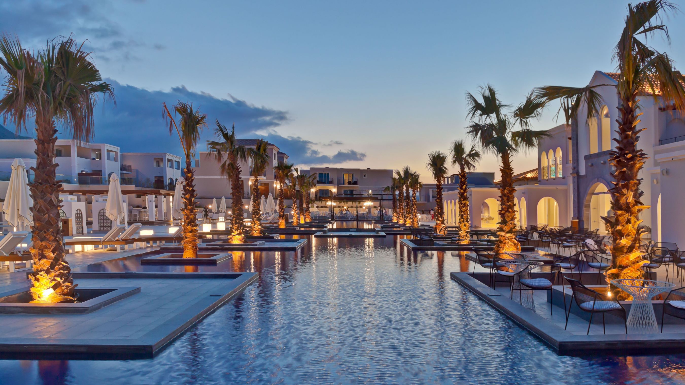 Pool und Anlage des Anemos Luxury Grand Resort im Sonnenuntergang | © Anemos Luxury Grand Resort