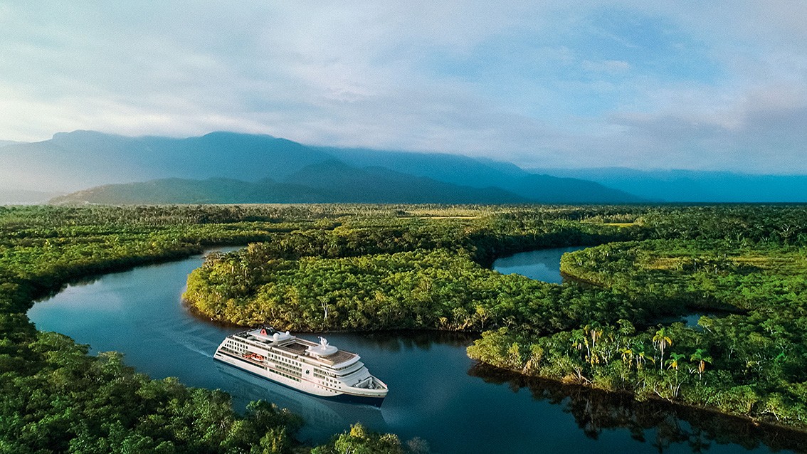Expeditionsschiff HANSEATIC spirit auf dem Amazonas, umgeben von üppiger Dschungellandschaft | © Hapag-Lloyd Cruises