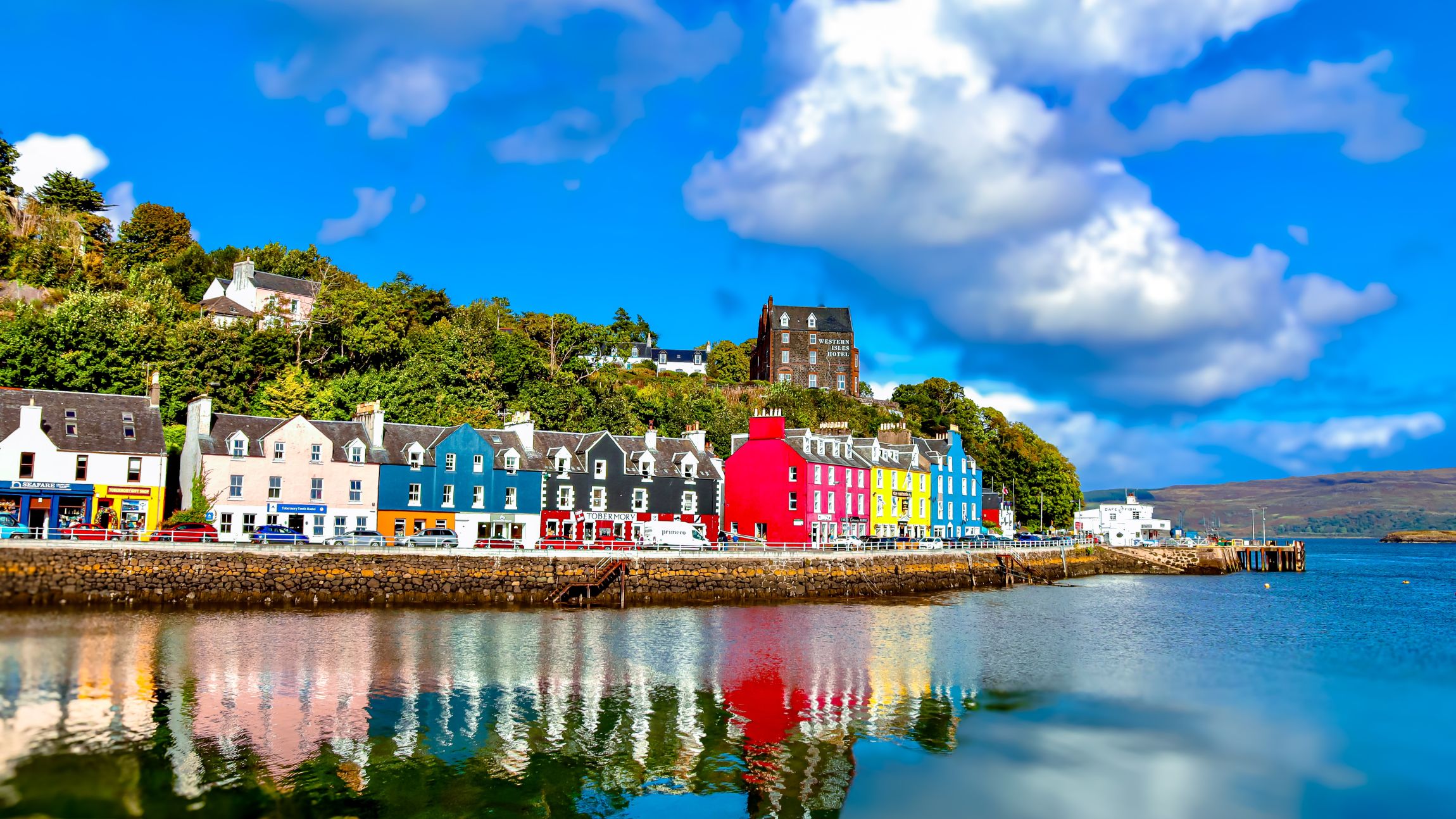 Tobermory auf der Isle of Mull in Schottland, farbenfrohe Küstenstadt im Sonnenlicht | © Getty Images
