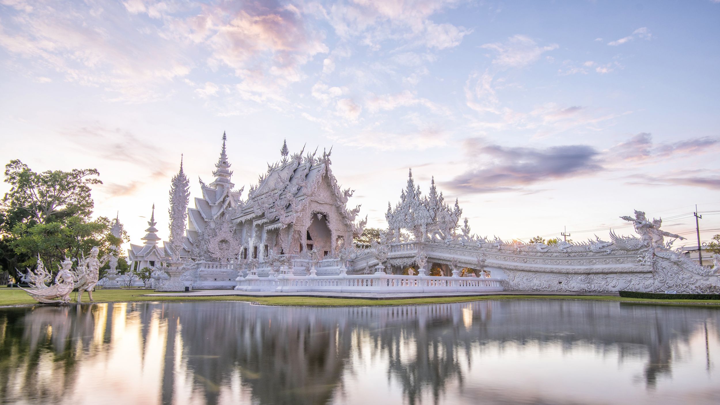 Der Weiße Tempel (Wat Rong Khun) in Chiang Rai, Thailand – ein strahlend weißes buddhistisches Wahrzeichen und berühmte Sehenswürdigkeit | © Getty Images