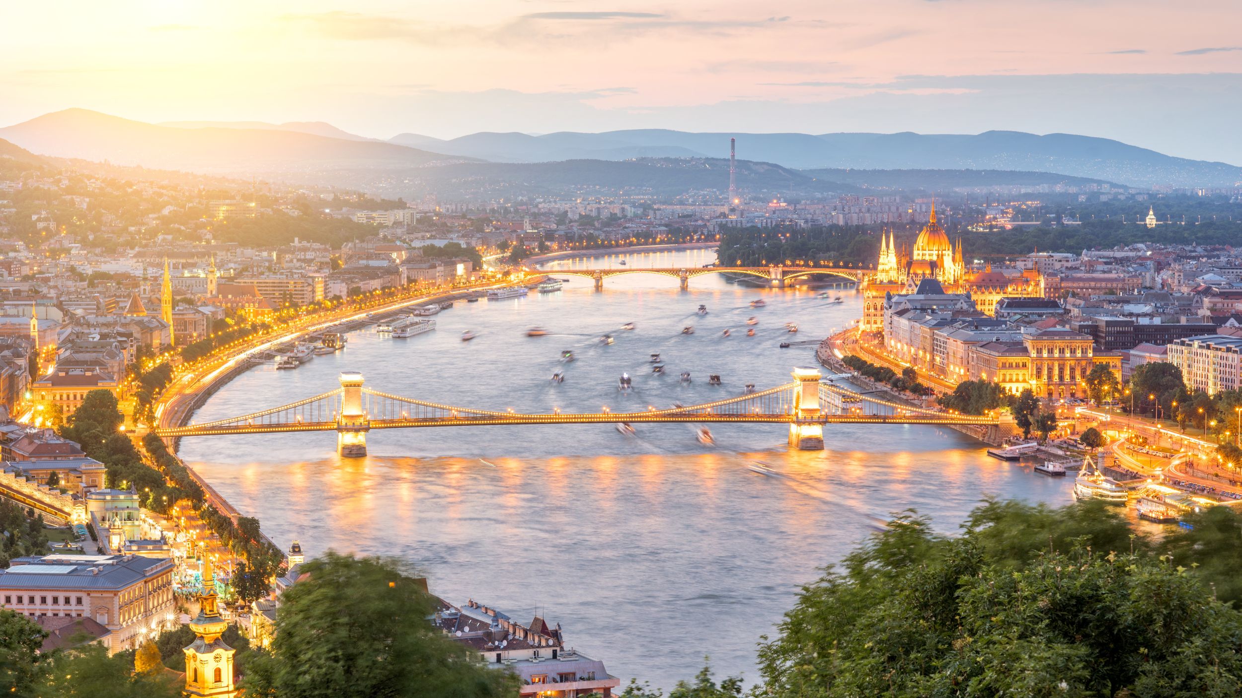 Budapest bei Dämmerung, beleuchtete Gebäude und Sehenswürdigkeiten in Ungarn | © Getty Images