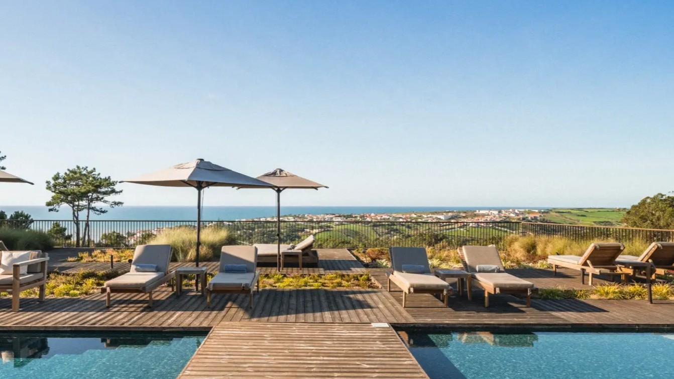 Pool mit Liegen und atemberaubendem Blick auf den Atlantik am Immerso Hotel | © Immerso Hotel