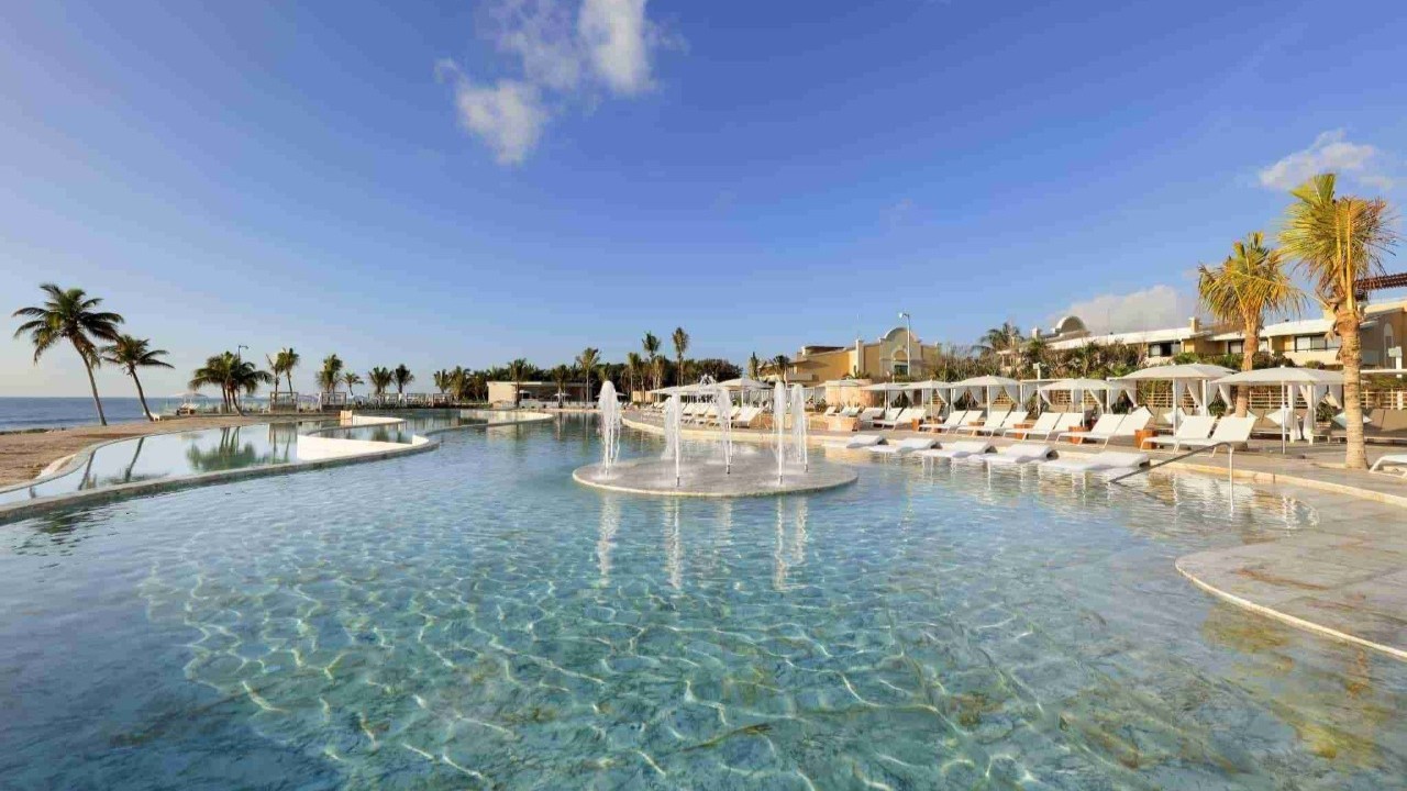 Hotelpool mit Liegen am Strand und Blick auf das Meer | © TRS Yucatán Hotel