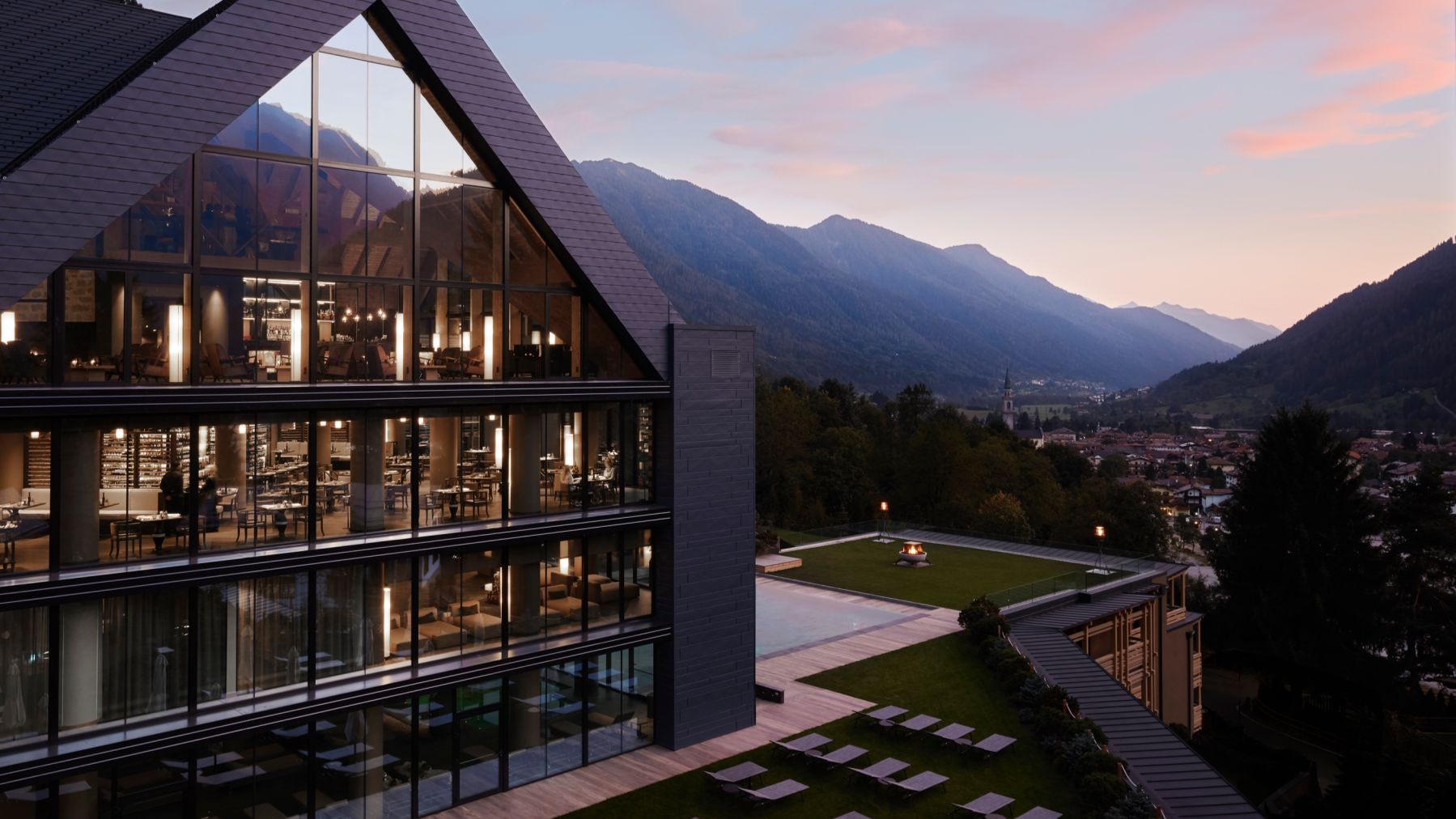Außenansicht des Lefay Resort & Spa Dolomiti bei Sonnenuntergang | © Lefay Resort & Spa Dolomiti