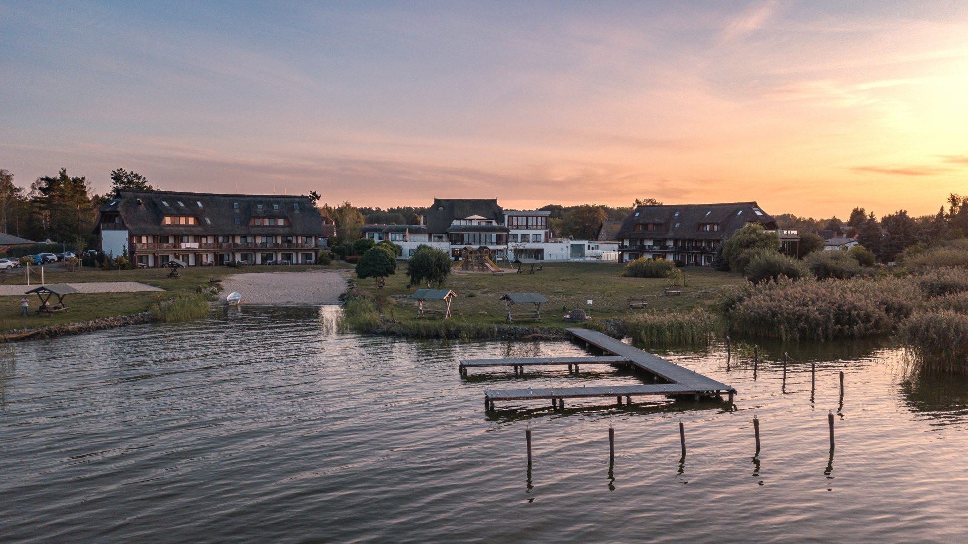 Familienfreundliche Ferienanlage Haffhus Hotel & Spa im Sonnenuntergang mit Blick auf das Stettiner Haff | © Haffhus Hotel & Spa