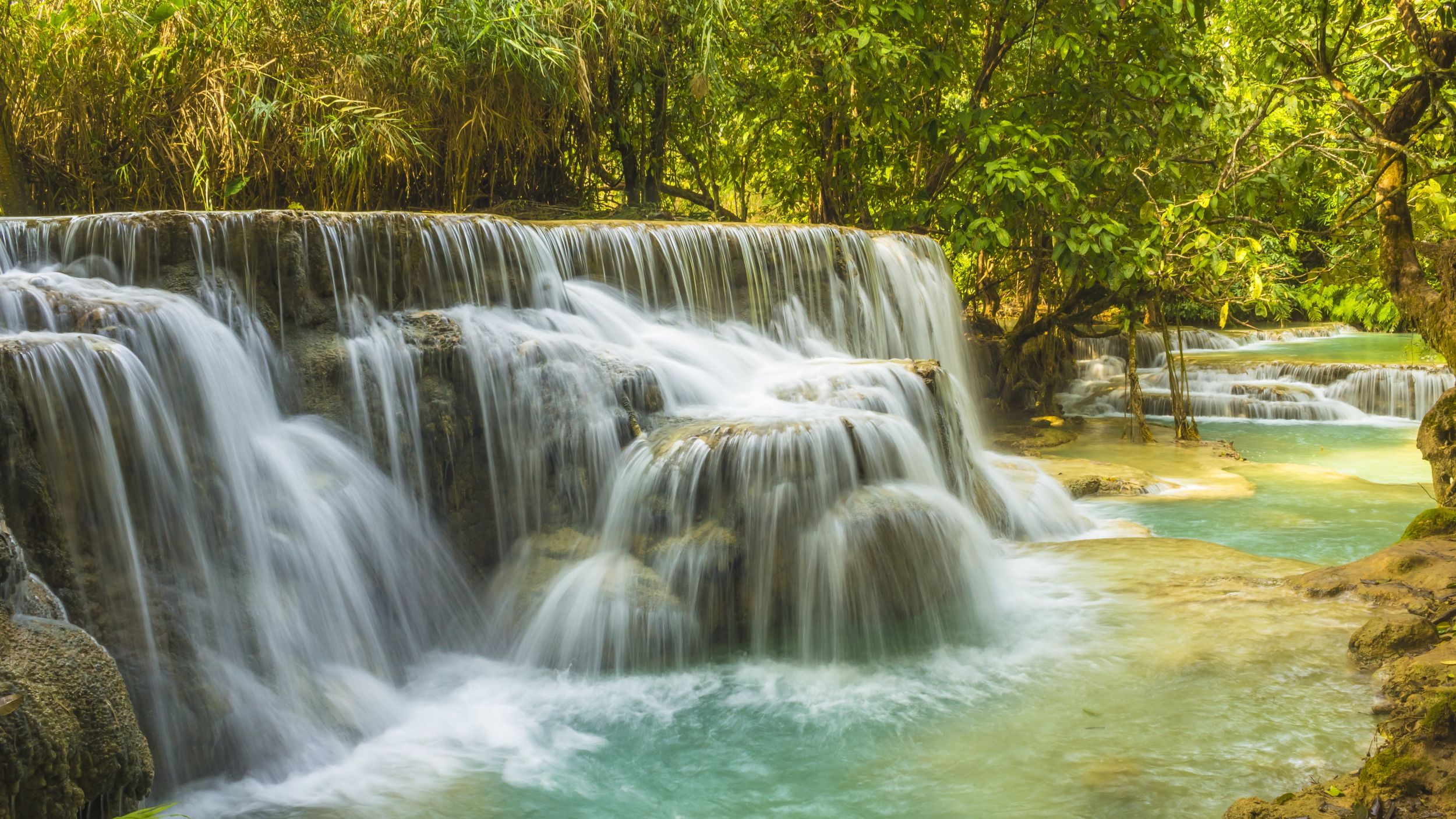 Eine der schönen Kaskaden unterhalb des beeindruckenden Kuang-Si-Wasserfalls, südlich von Luang Prabang in Laos | © Getty Images