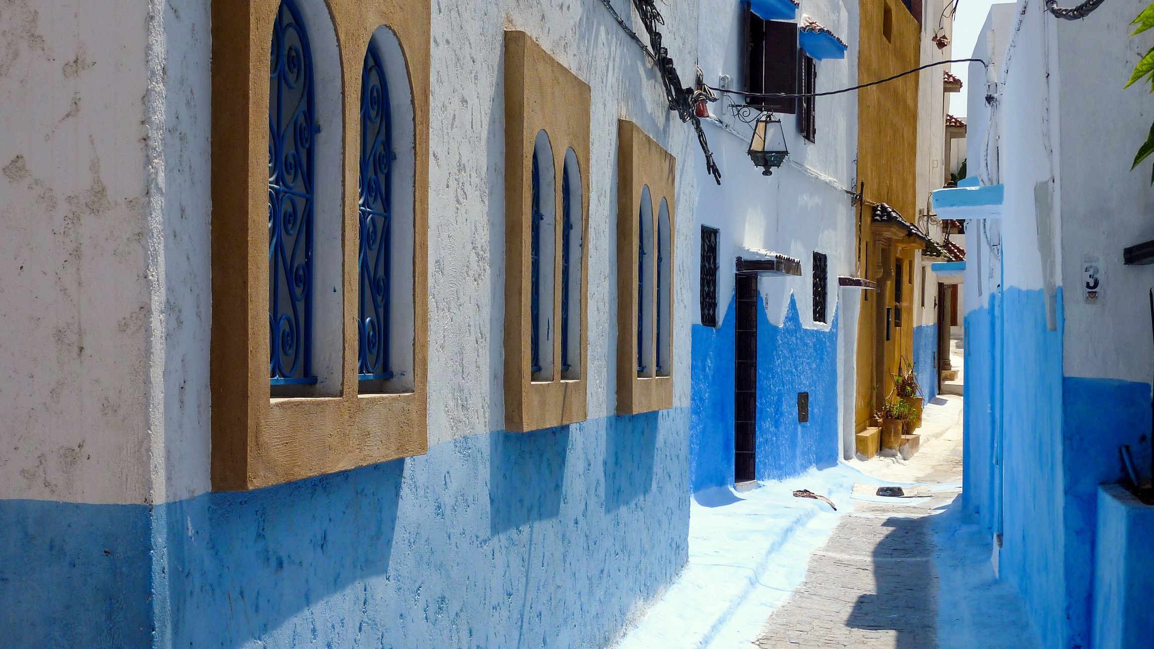 Blaue und weiße Häuserfassaden in den engen Gassen der Medina von Rabat, UNESCO-Welterbe seit 2012 | © Getty Images