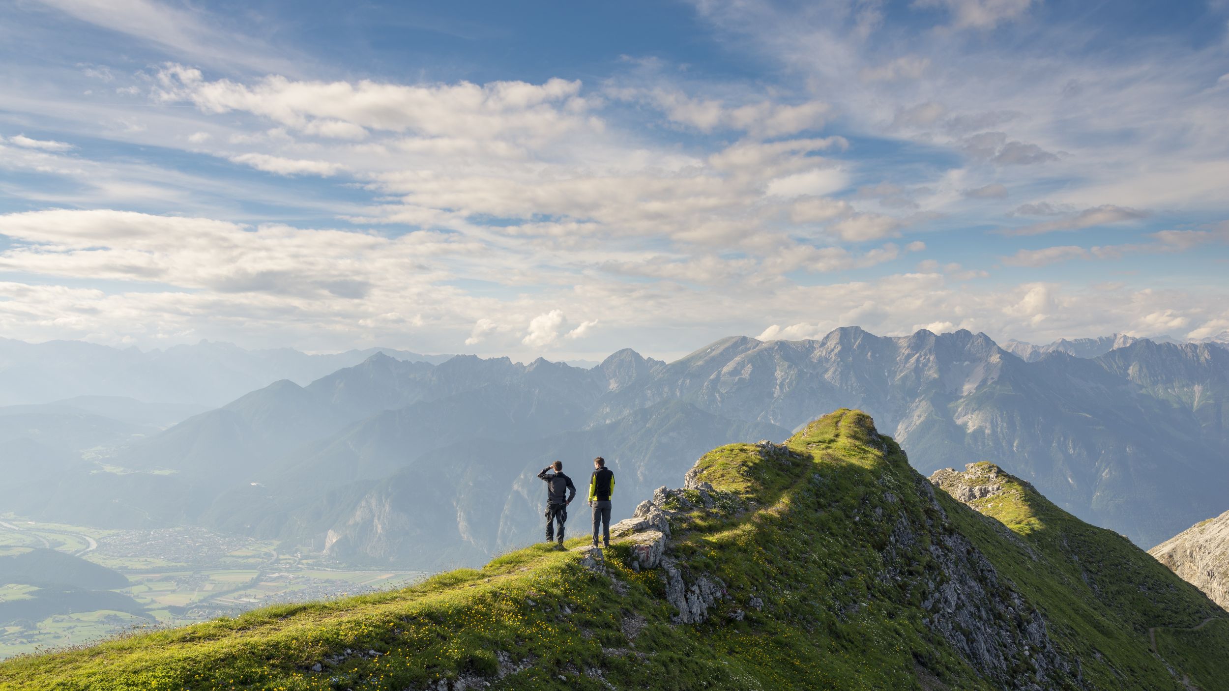 Wanderer mit Blick ins Tal in Tirol, Österreich | © Getty Images