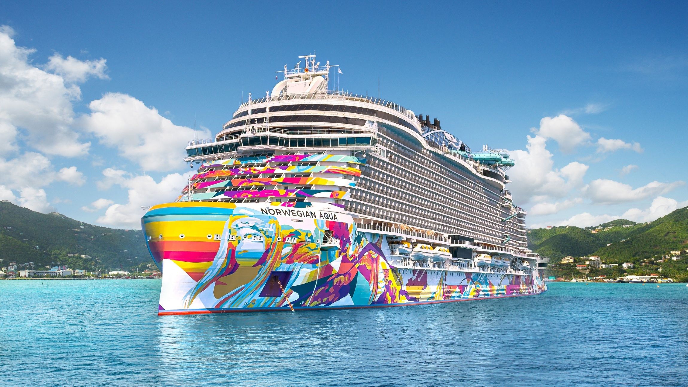Außenansicht der neuen Norwegian Aqua vor Tortola | © NCL