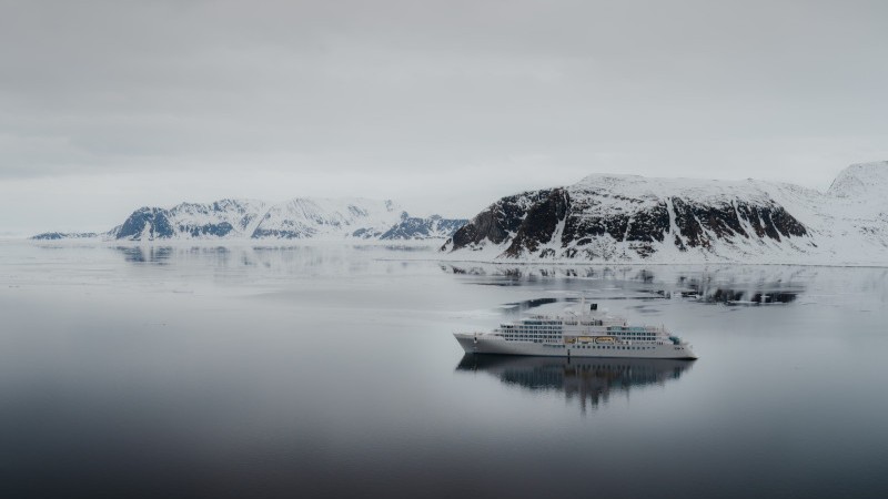 Die Silver Endeavour fährt entlang der Küste von Ytre Norskøya in Spitzbergen, Norwegen | © Silversea