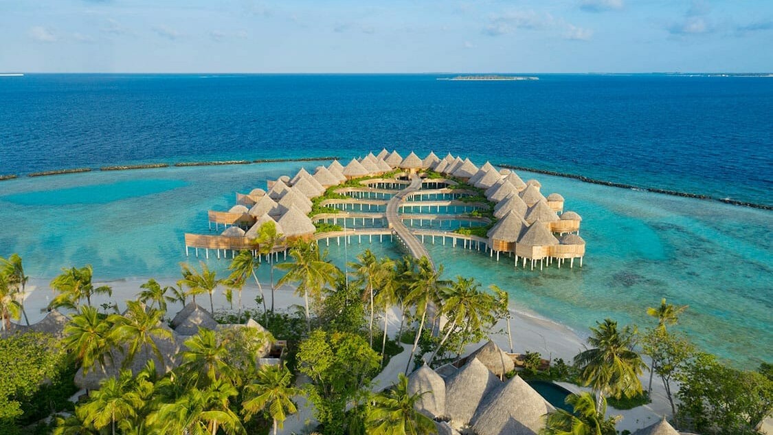 Aussicht auf die luxuriösen Wasserbungalows des The Nautilus Maldives, umgeben von türkisblauem Ozean | © The Nautilus Maldives