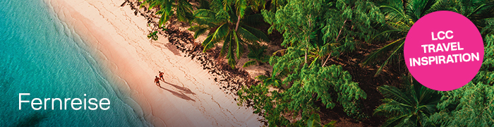 Drohnenaufnahme an einem Strand mit Meer, Palmen und zwei Menschen | © Lufthansa City Center