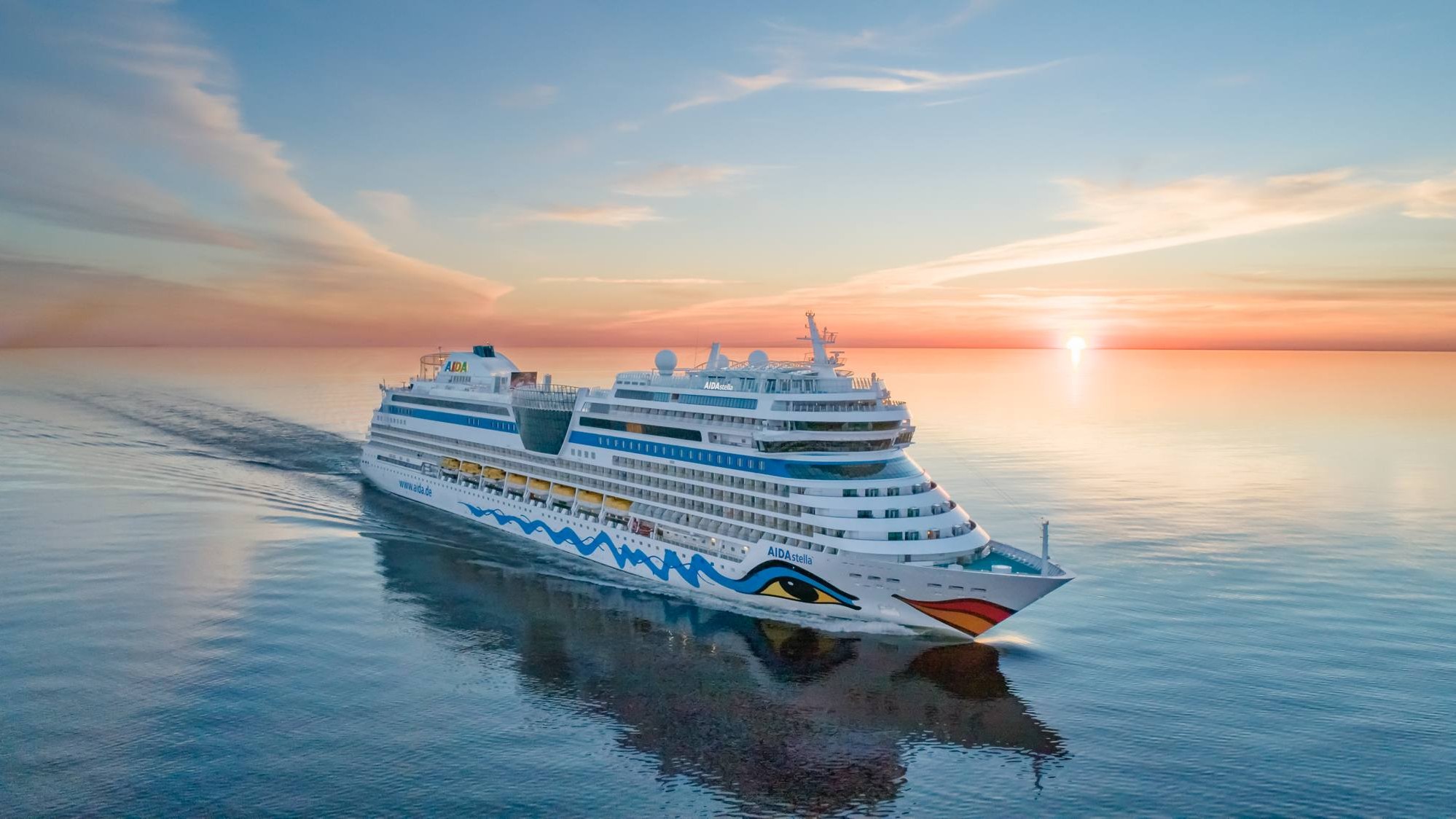 AIDAstella auf hoher See im Sonnenuntergang | © AIDA Cruises