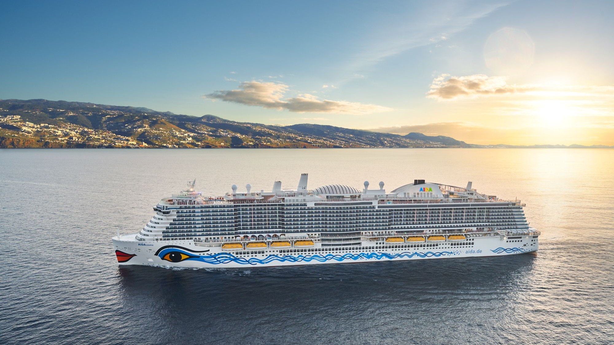 AIDAcosma auf See, im Hintergrund eine Insel der Kanaren | © AIDA Cruises