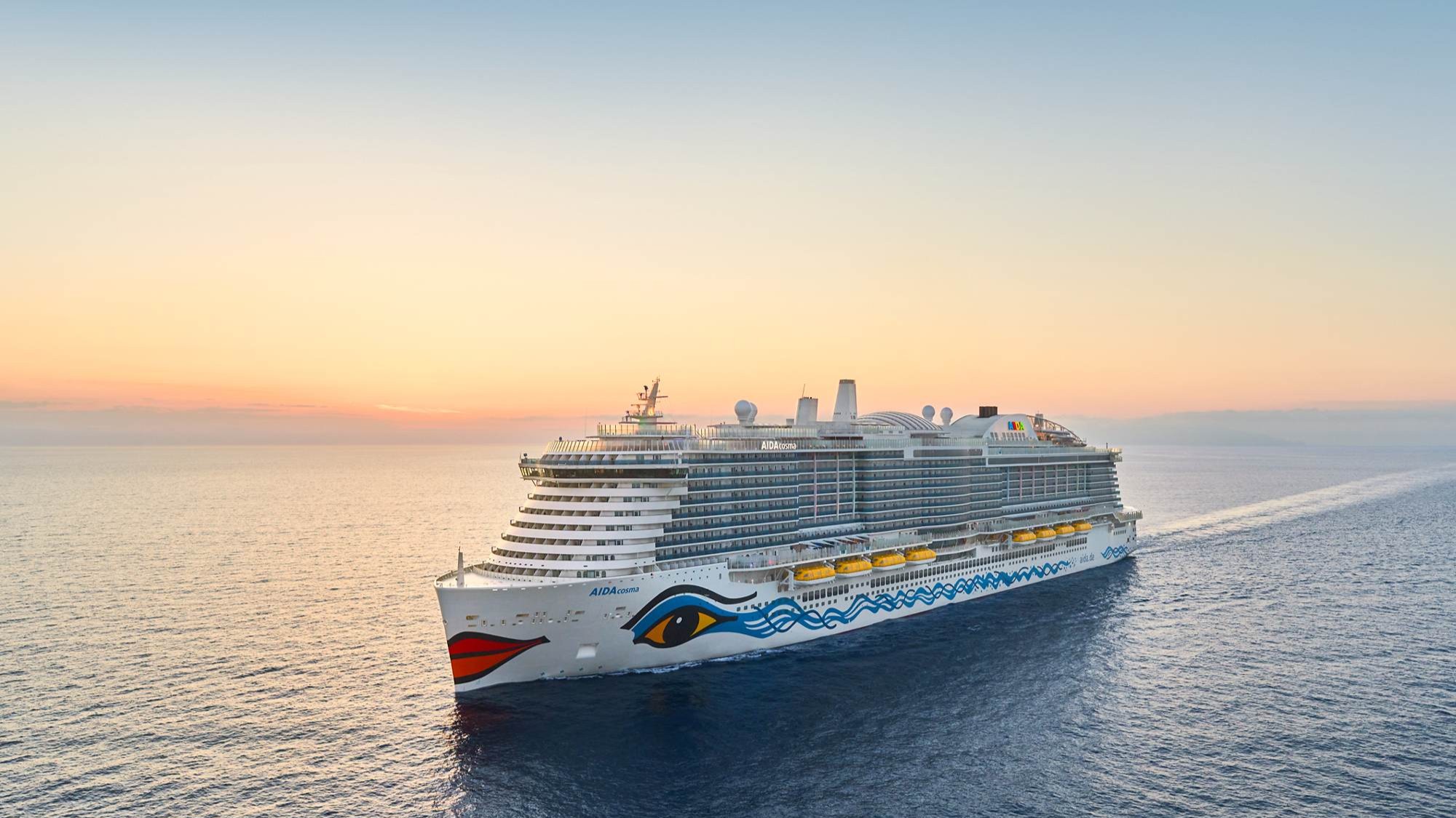 AIDAcosma auf hoher See in der Abendsonne | © AIDA Cruises