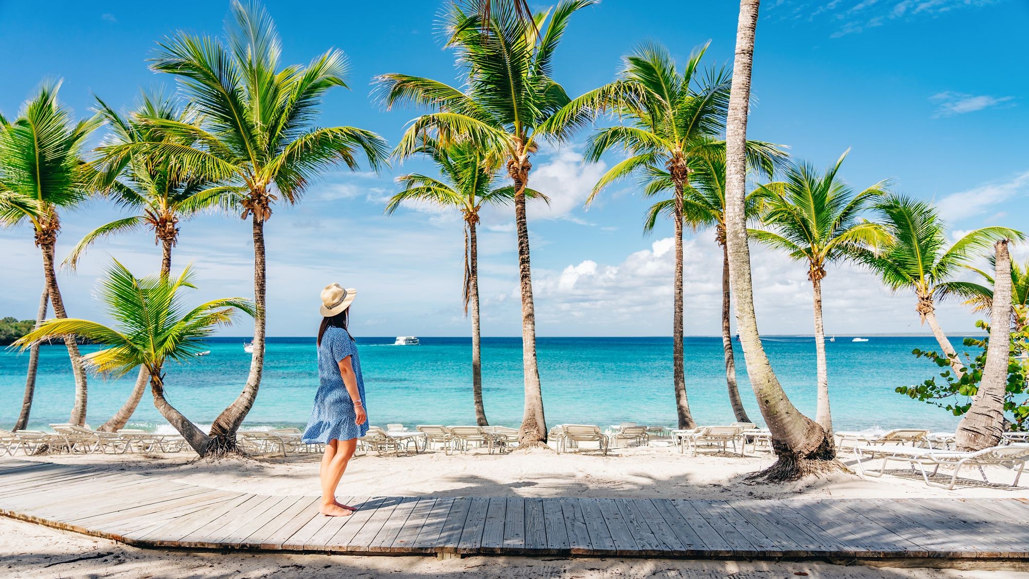 Eine Frau in der Karibik am Strand | © AIDA Cruises