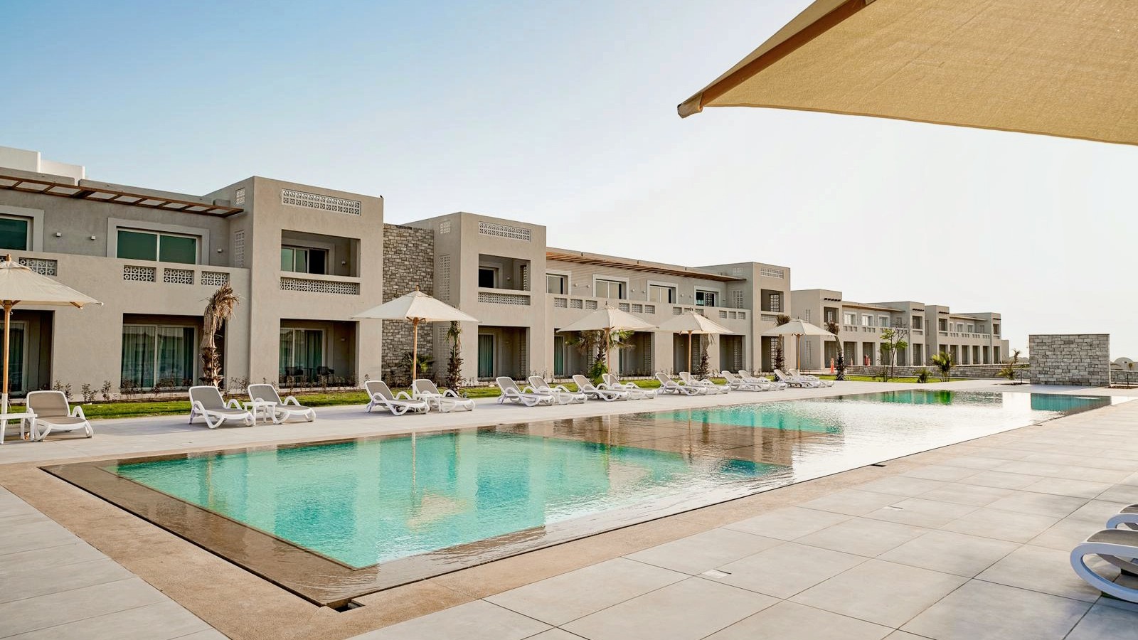 Pool und Gebäude des Sentido Reef Oasis Suakin | © DERTOUR