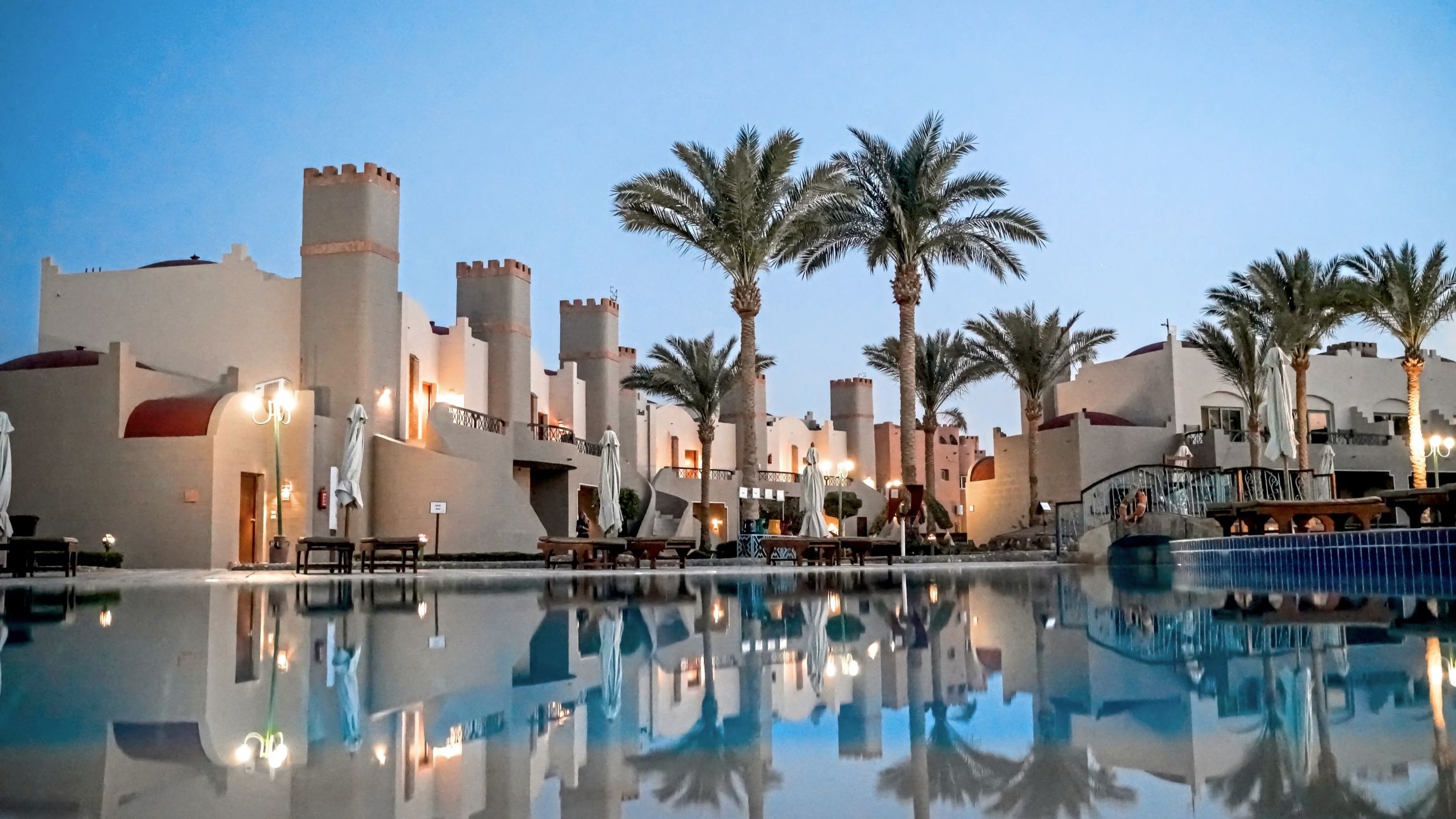 Das Gebäude und der Pool des Sentido Akassia Beach in der Dämmerung | © DERTOUR