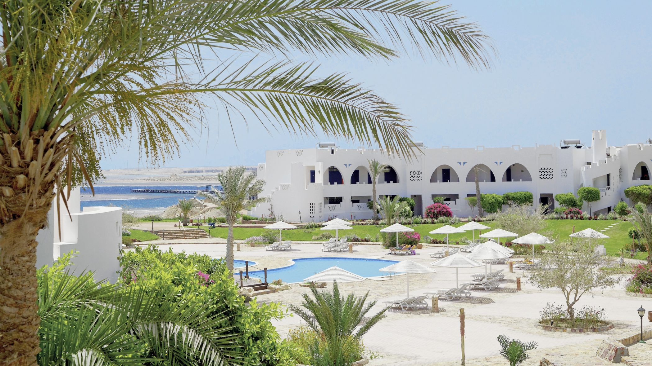 Die Anlage mit Pool des Three Corners Equinox Beach Resorts | © DERTOUR