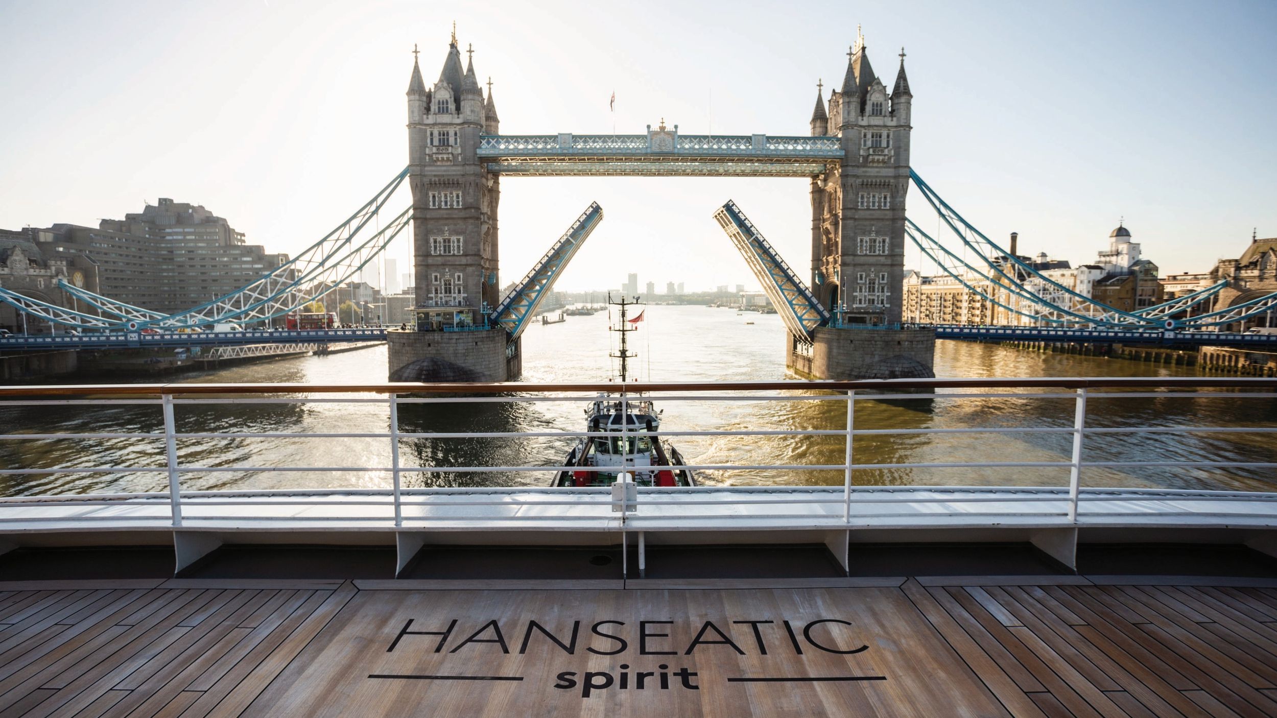 Die HANSEATIC spirit kurz vor der Durchfahrt der Tower Bridge in London | © Hapag-Lloyd Cruises