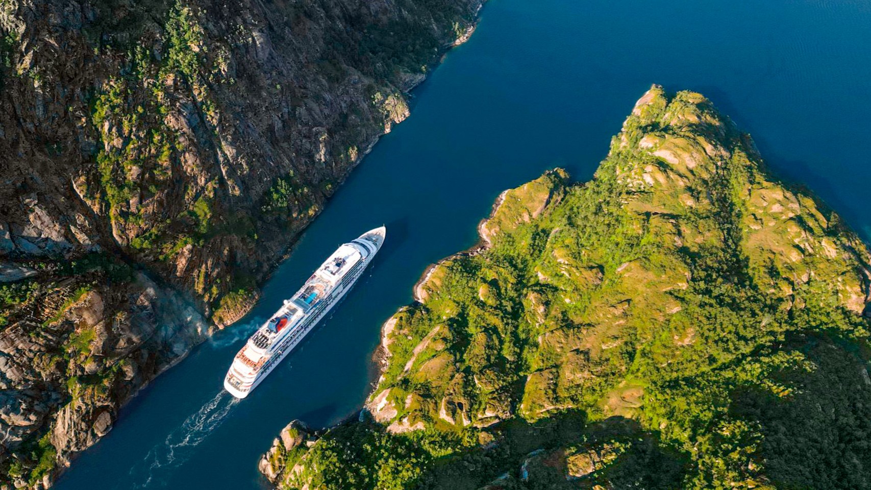 Drohnenaufnahme der EUROPA 2 | © Hapag-Lloyd Cruises