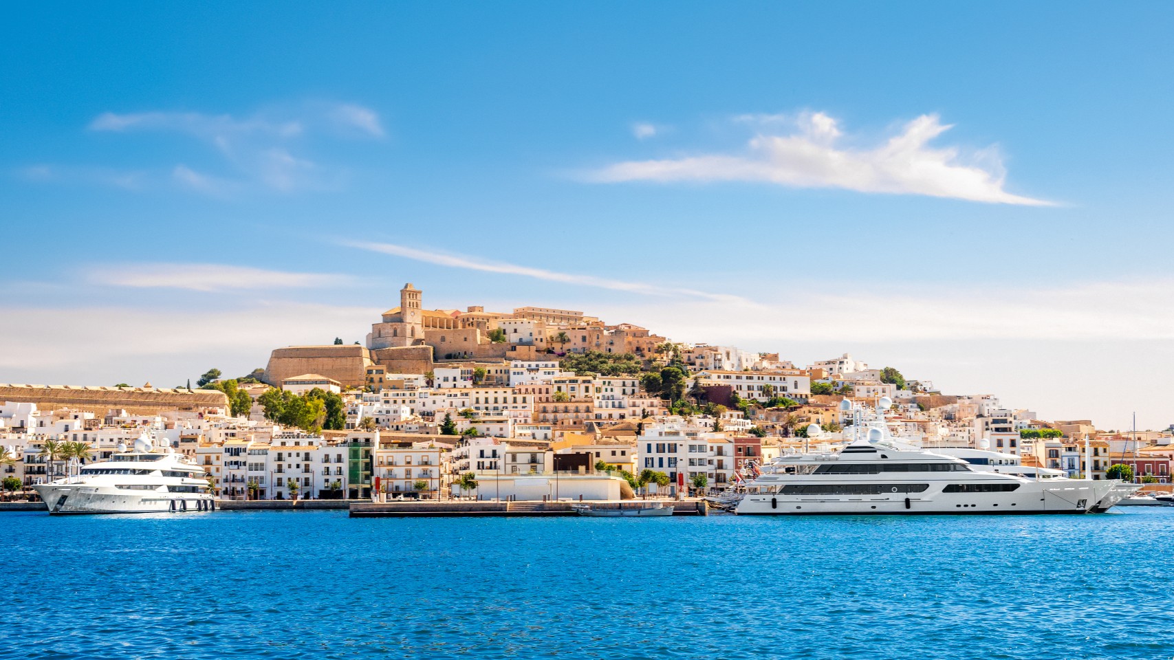 Drohnenaufnahme des Hafens von Ibiza auf den Balearen | © Hapag-Lloyd Cruises