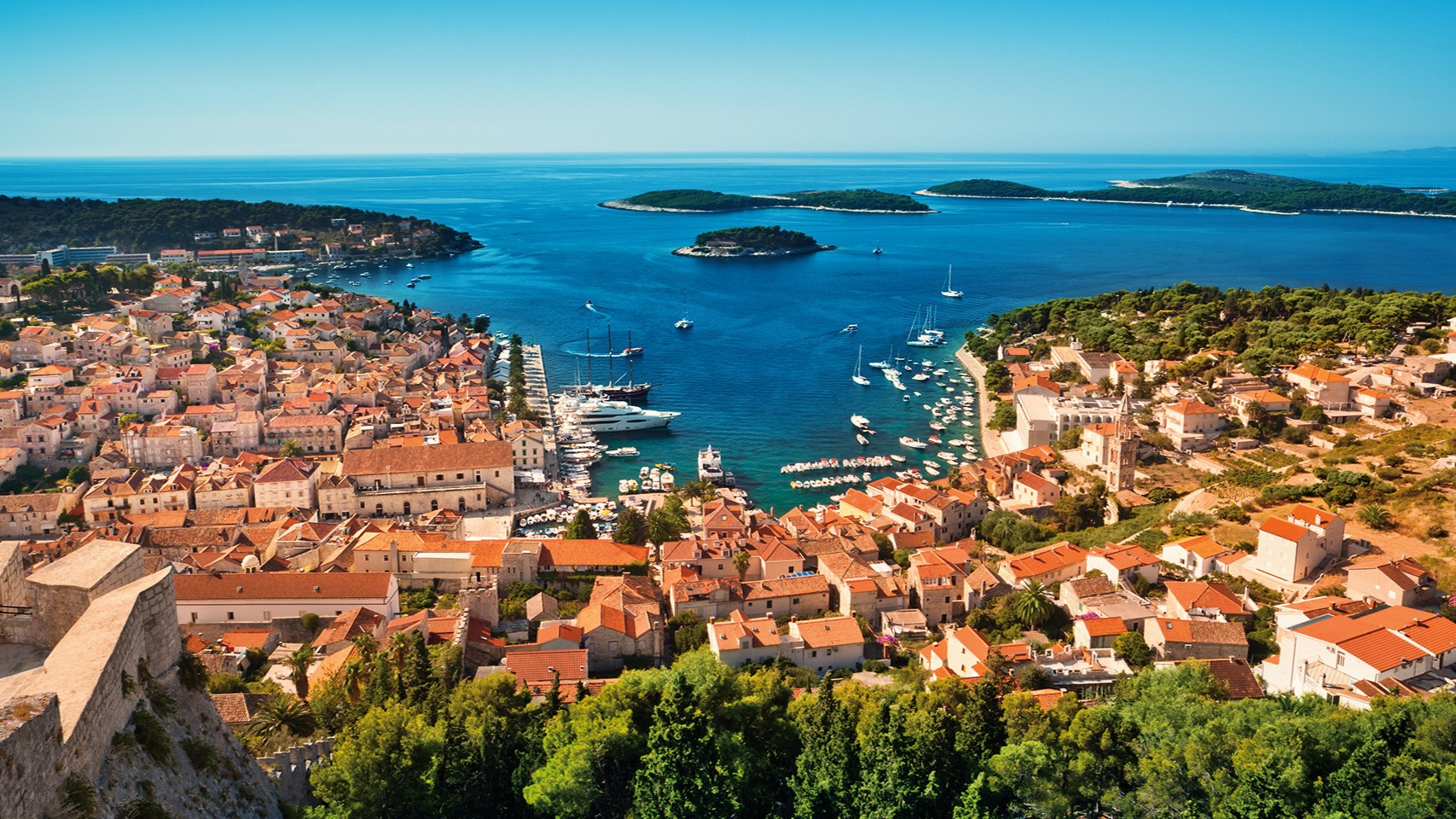 Blick auf die Bucht und den Hafen von Hvar in Kroatien mit Schiffen und Stadtansicht | © Hapag-Lloyd Cruises