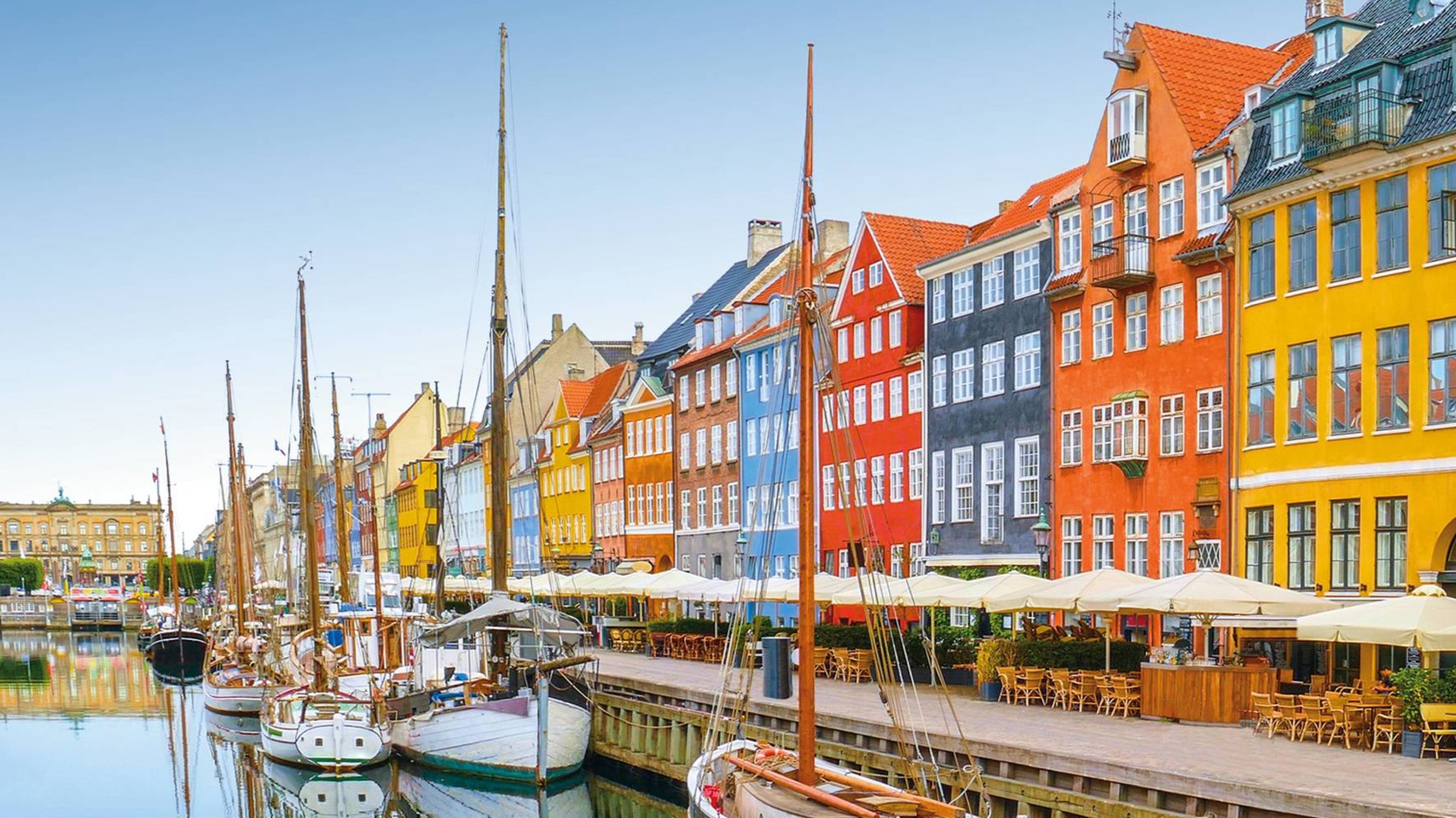 Die bunte Hafenfront von Nyhavn mit ihren charakteristischen bunten Häusern lädt zum Flanieren ein | © Hapag-Lloyd Cruises