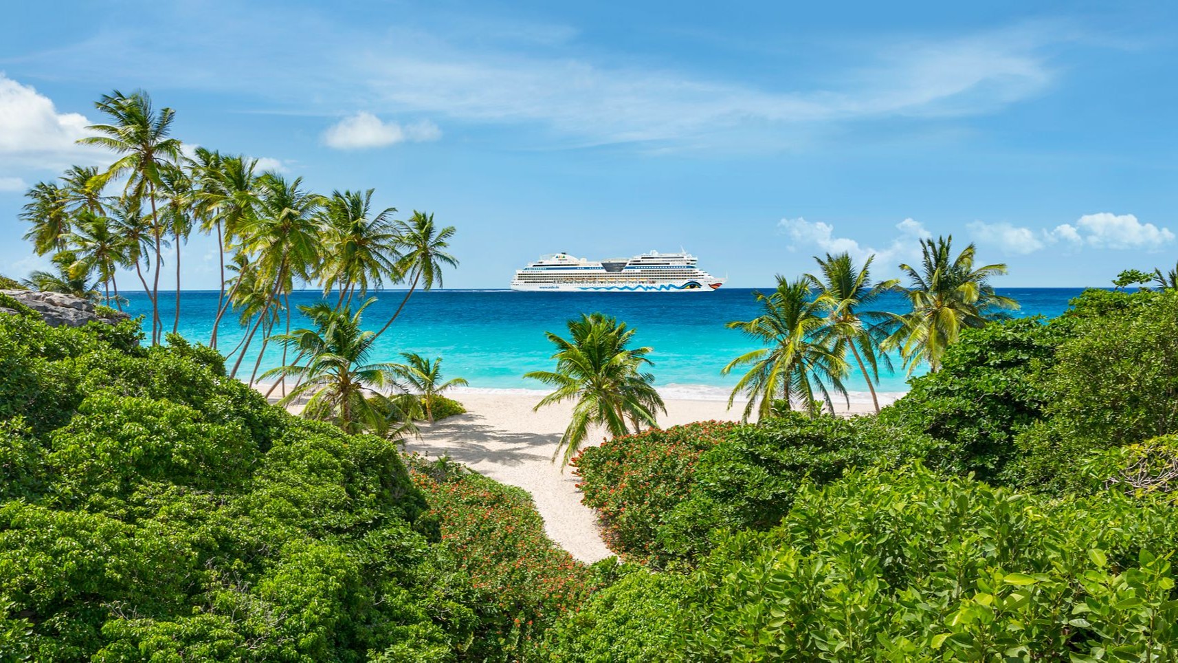 Karibische Insel und im Hintergrund die AIDAperla  | © AIDA Cruises