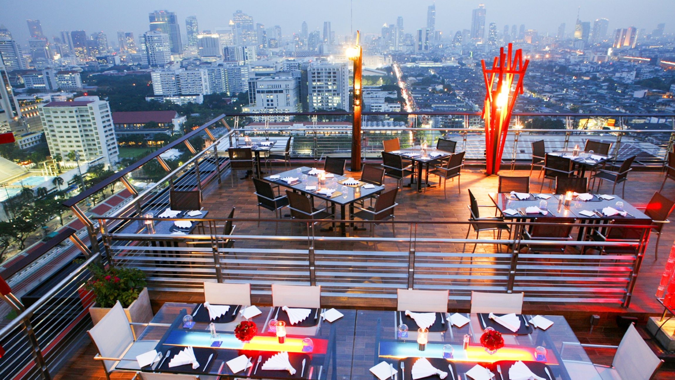 Blick auf die Dachterrasse des Siam@Siam Design Hotel in Bangkok mit Sitzbereichen und Stadtblick | © MEIERS WELTREISEN